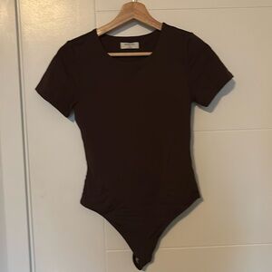 Aritzia Babaton brown contour short sleeve crewneck bodysuit